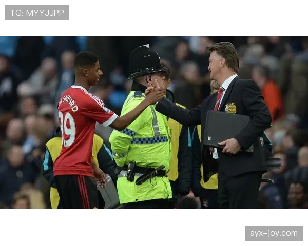 范加尔执掌曼联,球队状态回暖迈向复兴之路 范加尔执掌曼联,球队状态回暖迈向复兴之路